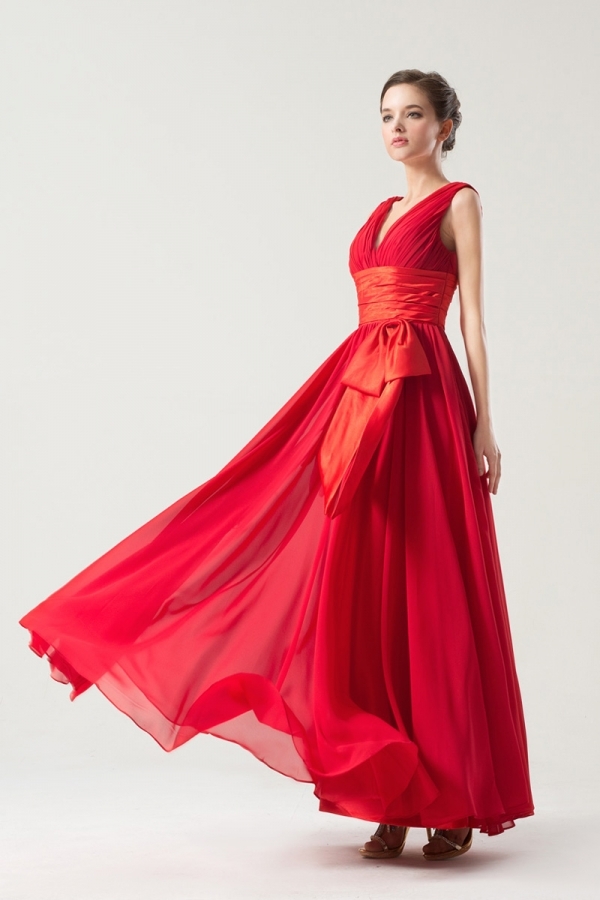 Robe rouge ceinturée empire à encolure V