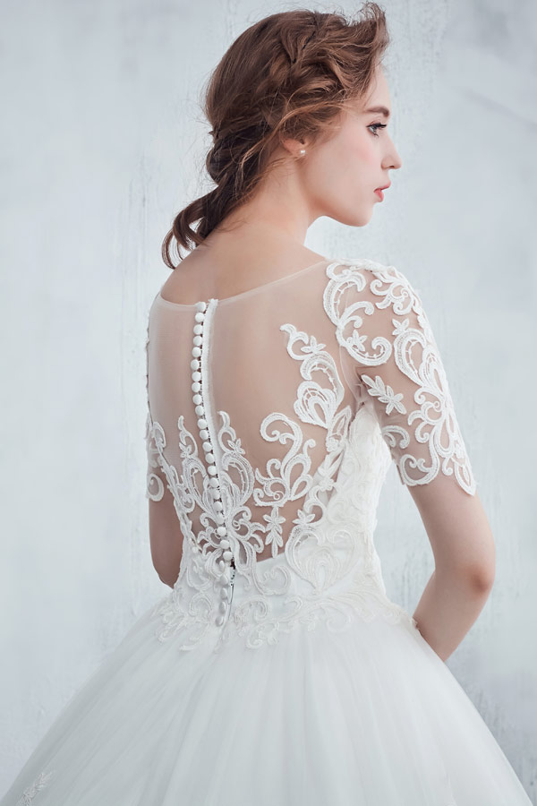 robe de mariée princesse à manches courte appliquée de dentelle guipure