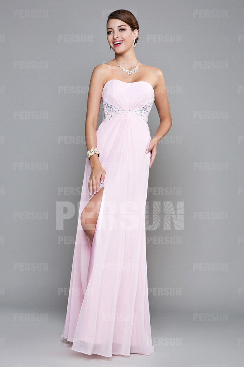 Robe cocktail bustier rose ornée de strass avec fente frontale