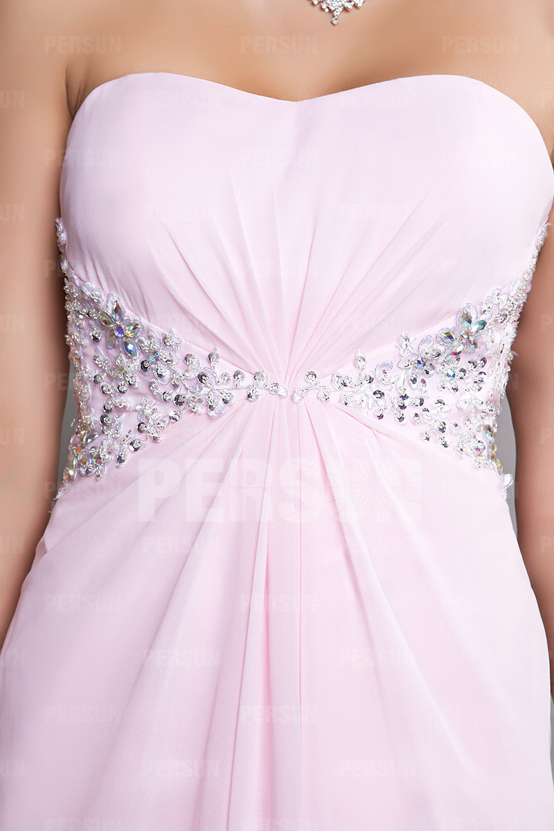 Robe cocktail bustier rose ornée de strass avec fente frontale