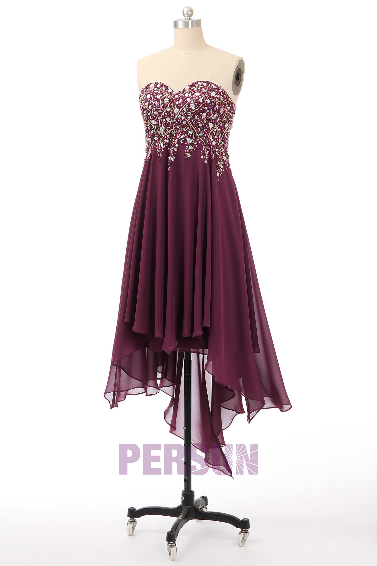 robe de cocktail violette courte devant longue derrière bustier coeur ornée de bijoux 