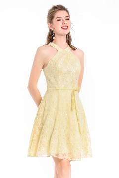 Robe courte beurre soirée encolure halter à jupe en dentelle