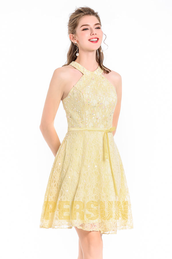 Robe courte beurre soirée encolure halter à jupe en dentelle