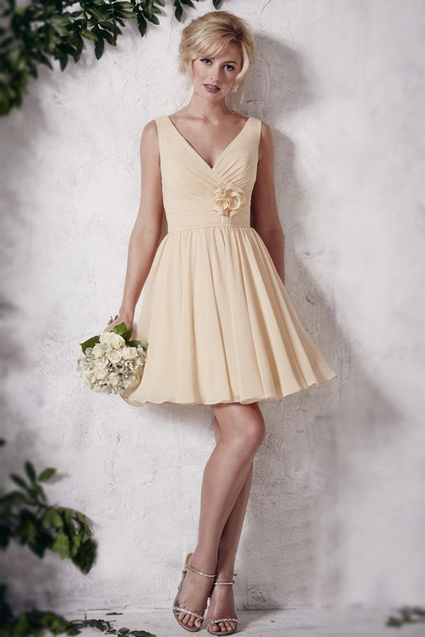 robe demoiselle d'honneur jaune courte plissé & orné de fleur
