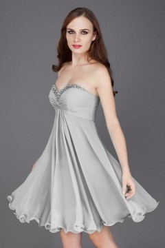 Simple robe courte grise pour cocktail bustier cœur orné de navettes cristaux
