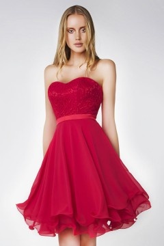 Robe chic rouge pour soirée dentelle guipure bustier cœur