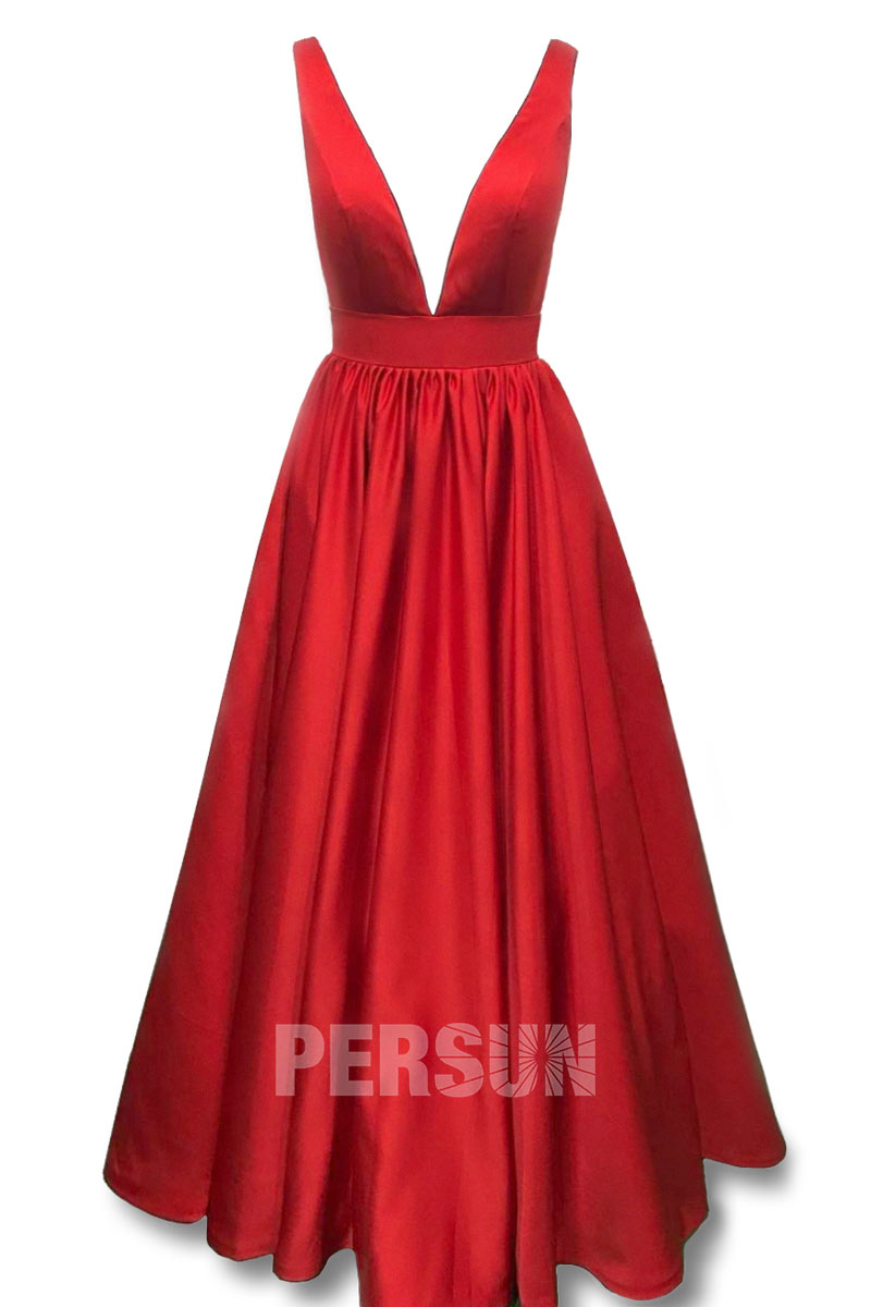 robe de soirée longue rouge rubis décolleté plongeant 