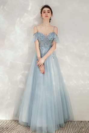 Robe soirée fantaisie bleu épaule dégagée à volant travaillé de bijoux