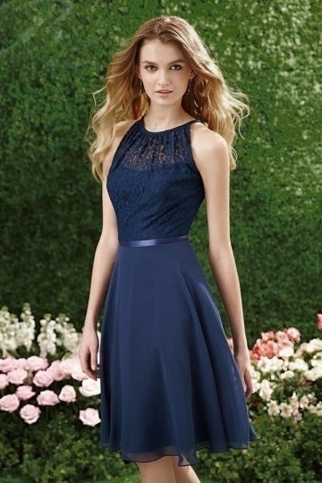 Robe bleu marine col illusion en dentelle au genou pour cocktail mariage