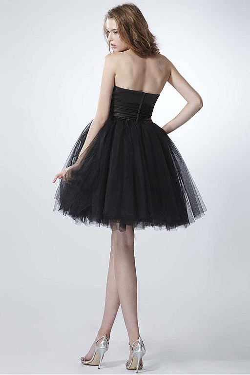 Petite robe noire bustier cœur pour un mariage d'été en tulle