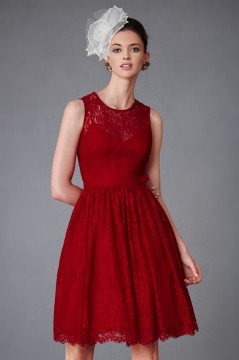 Robe de cérémonie en dentelle bordeaux vintage col illusion avec nœud papillon