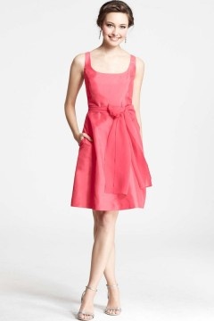 Petite robe corail encolure carrée simple pour cocktail mariage