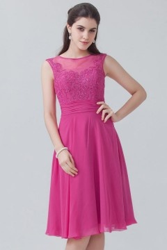 Robe fuchsia à haut dentelle col illusion jupe en mousseline courte au genou
