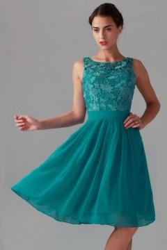 Robe de cocktail verte haut en dentelle guipure col rond courte