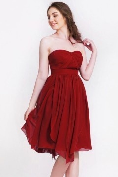 Petite robe bordeaux bustier cœur asymetrique pour cocktail mariage