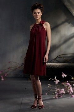Robe de cocktail courte col halter décolleté plongeant dans le dos