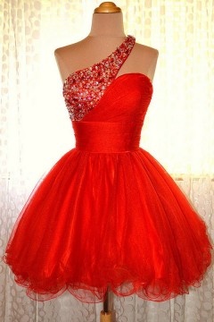 Mini robe de cocktail rouge asymétrique orné de strass en tulle