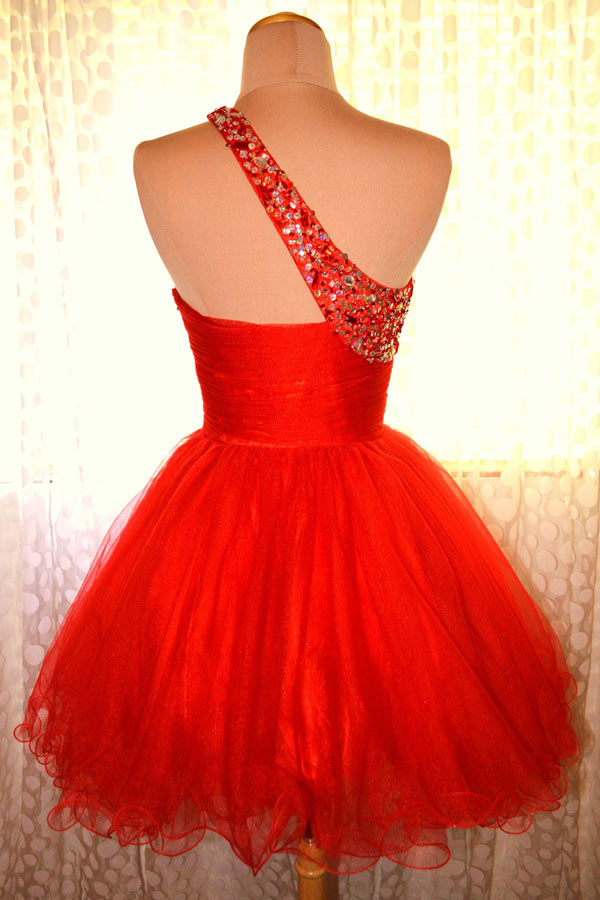 Mini robe de cocktail rouge asymétrique orné de strass en tulle