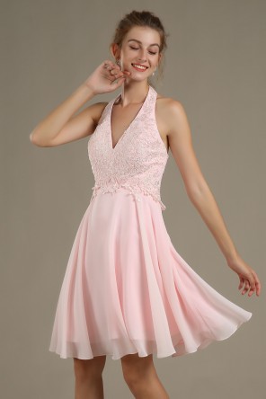 Robe de soirée rose courte col américain à haut appliqué de dentelle