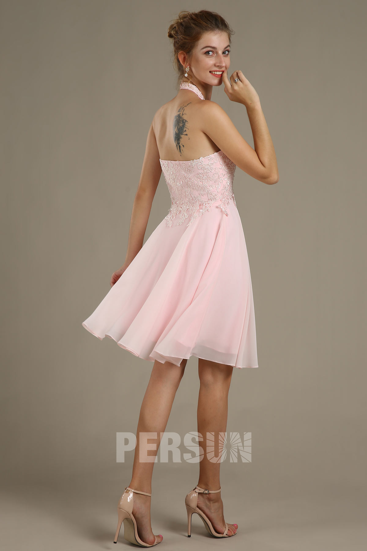Robe de soirée rose courte col américain à haut appliqué de dentelle
