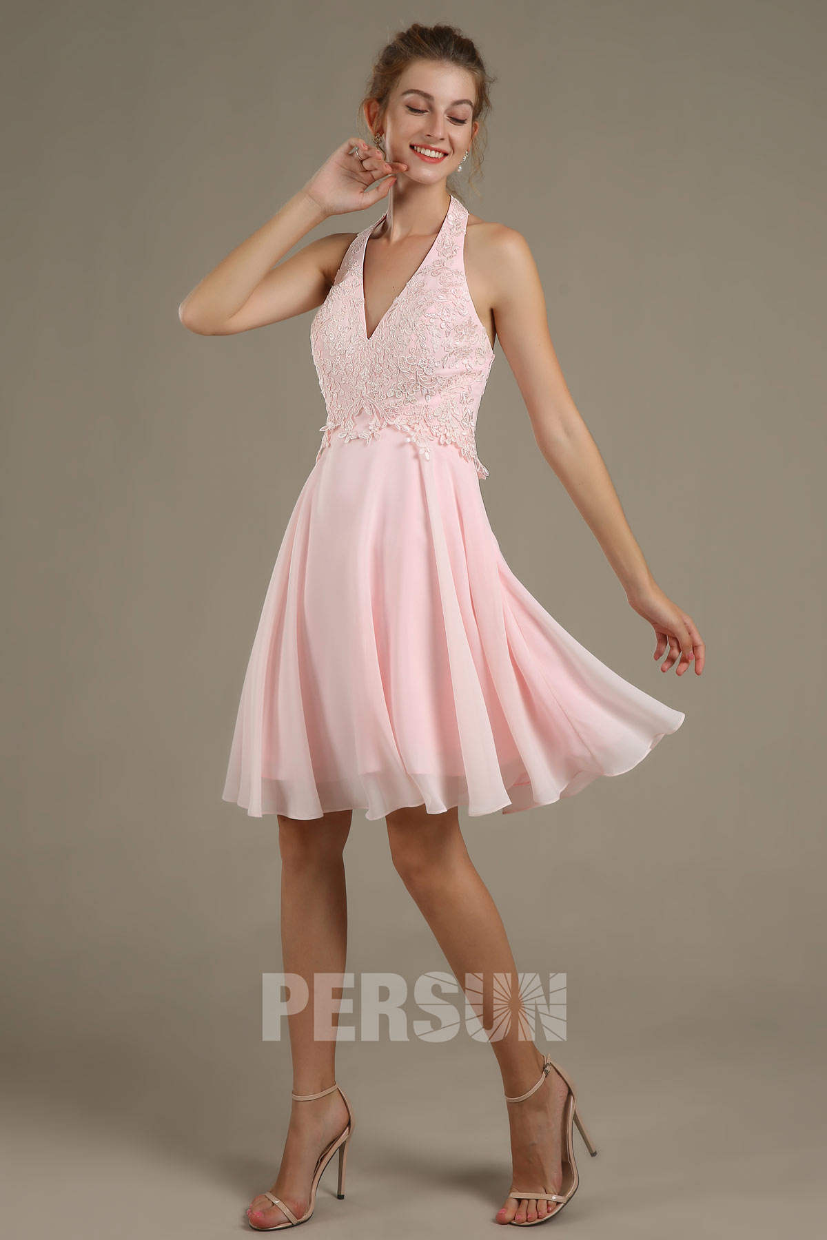 Robe de soirée rose courte col américain à haut appliqué de dentelle