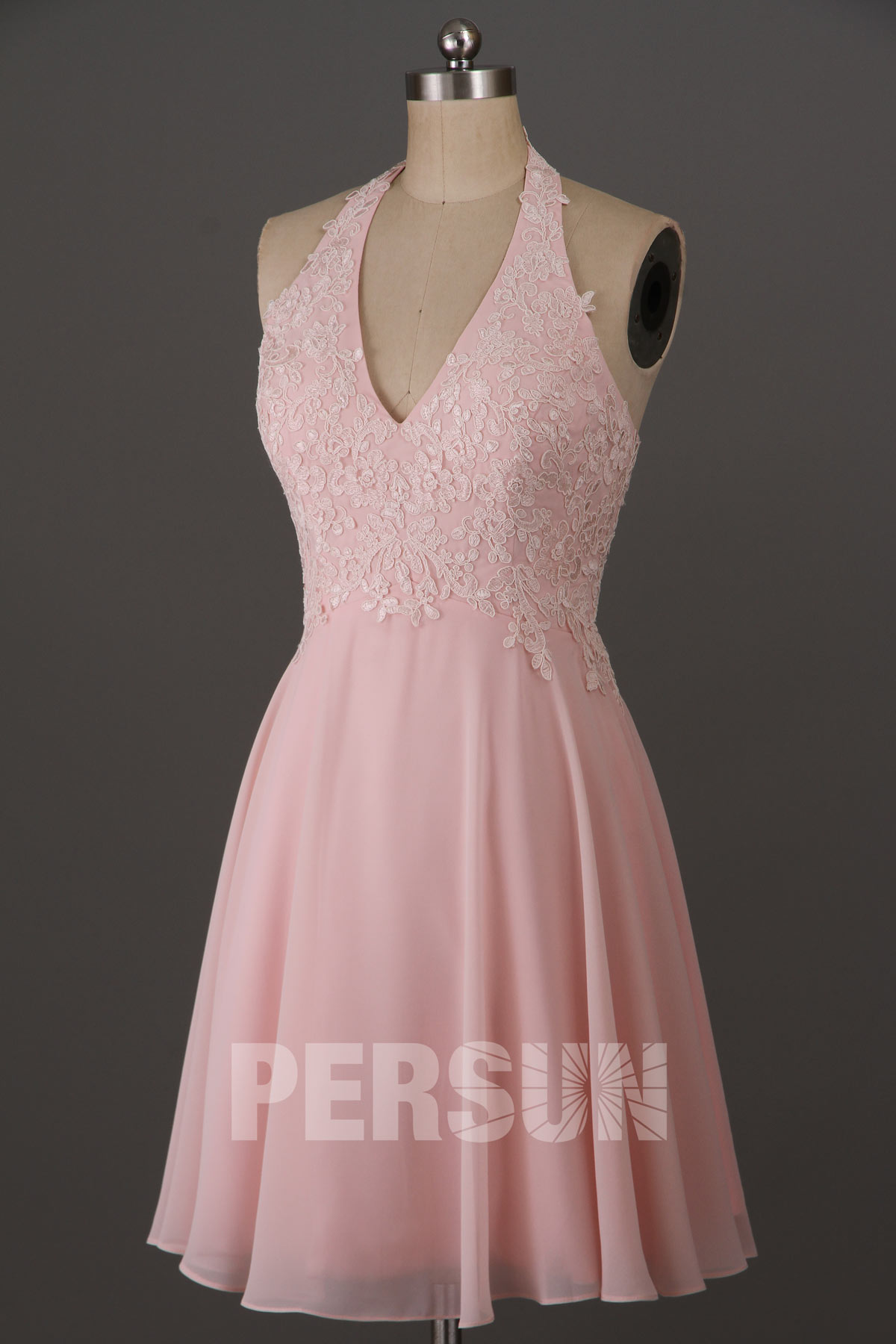Robe de soirée rose courte col américain à haut appliqué de dentelle