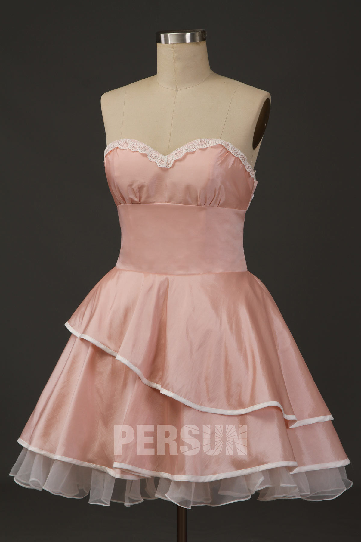 robe de cocktail rose poudré courte lolita bustier coeur jupe volant embelli de dentelle