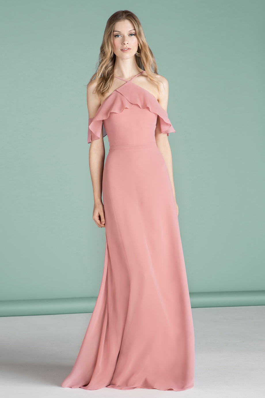 robe de soirée longue rose simple col américain épaule dégagée bustier à volant 