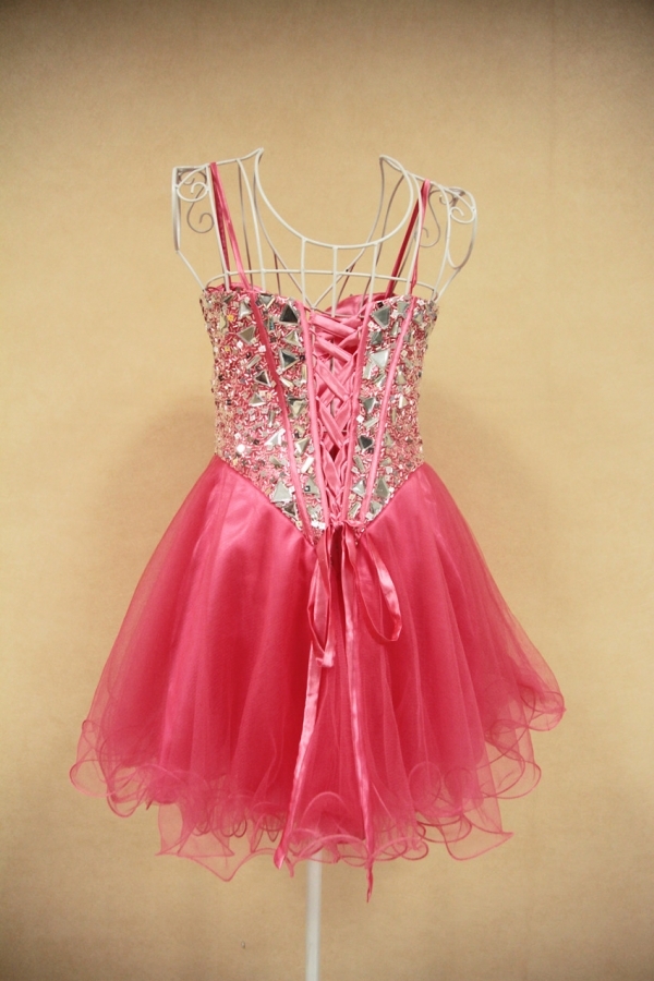 Robe cocktail courte stras à bretelle fine