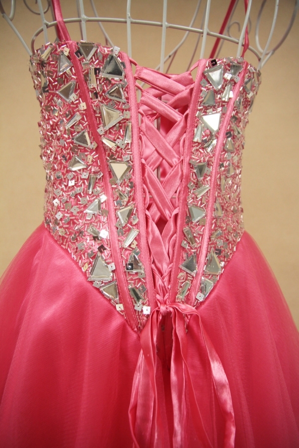 Robe cocktail courte stras à bretelle fine