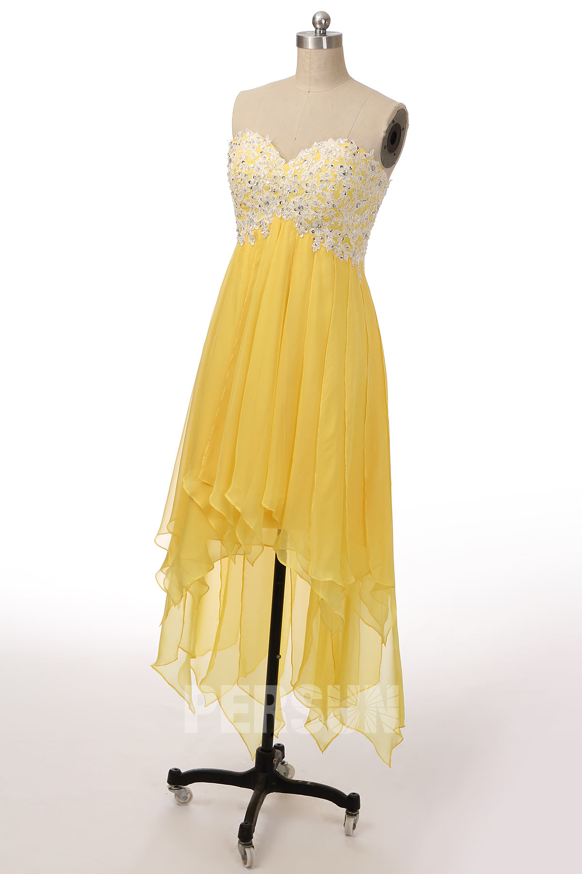 Robe bustier coeur style bascule à taille empire décorée de strass