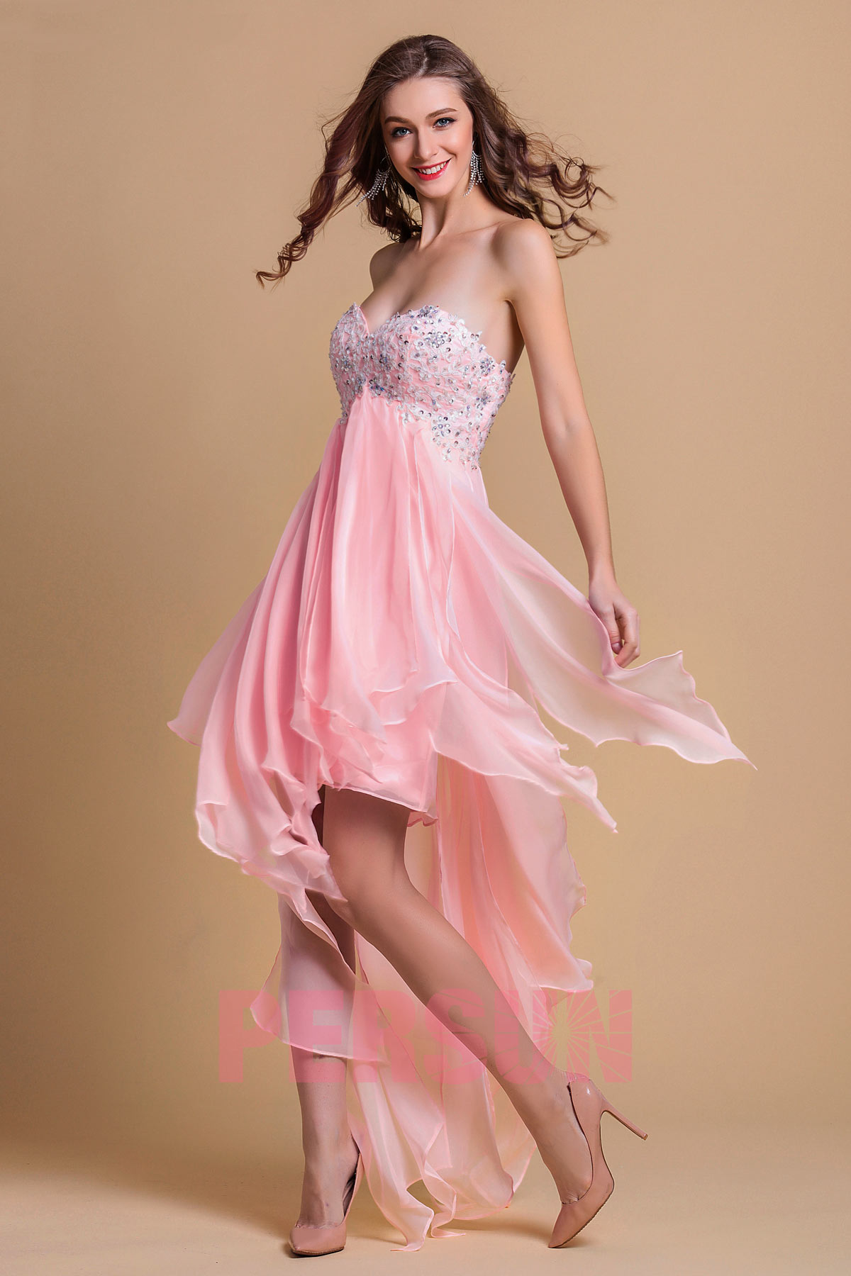 Robe bustier coeur style bascule à taille empire décorée de strass