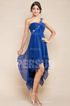 Robe bal courte devant longue derrière épaule asymétrique ornée de bijoux