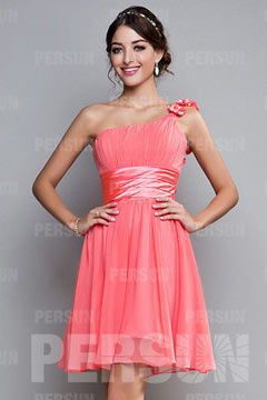 Robe cocktail courte ceinturée épaule asymétrique ruchée avec fleur