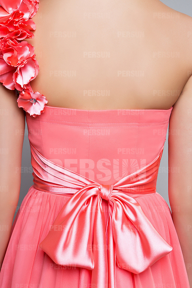 Robe cocktail courte ceinturée épaule asymétrique ruchée avec fleur
