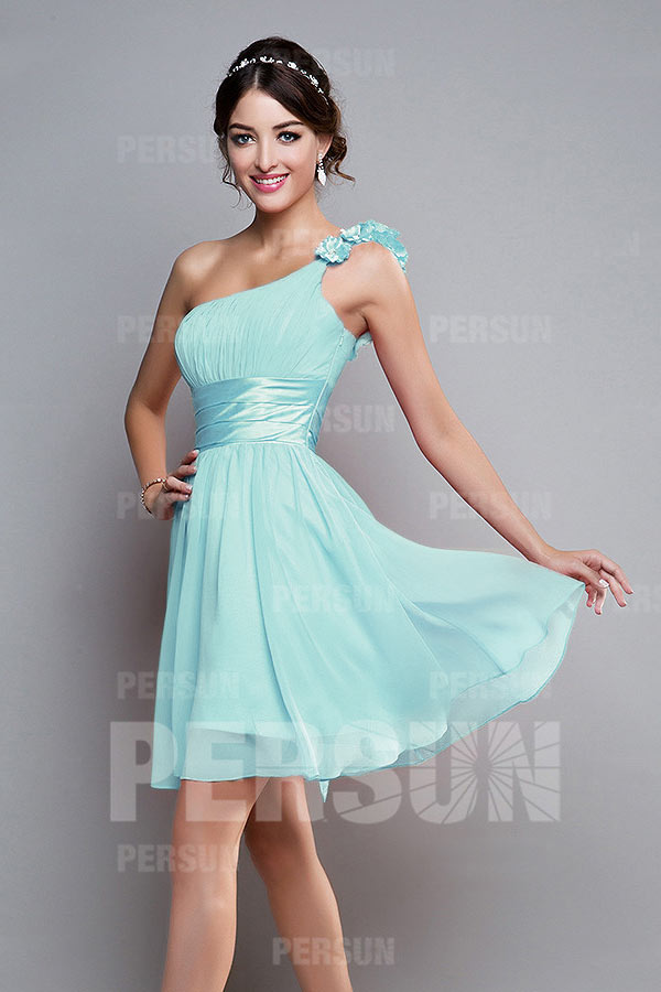 Robe cocktail courte ceinturée épaule asymétrique ruchée avec fleur