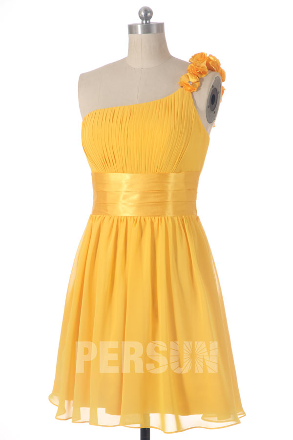Robe cocktail courte ceinturée épaule asymétrique ruchée avec fleur