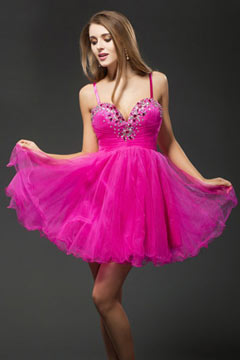 Mini robe rose bonbon avec bretelles empire ornée de bijoux