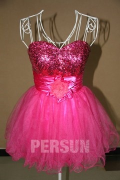 Robe cocktail bustier courte à paillettes décorée avec fleur