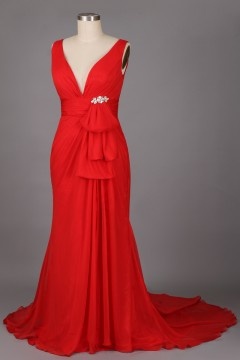 Robe fendue décolleté en V profond Charlize Theron dos nu