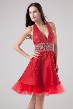 Robe rouge courte dos nu ornée de paillettes et de strass