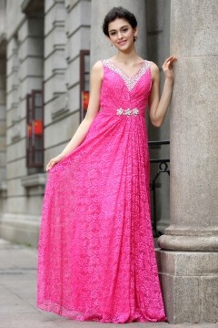 Robe de gala longue en dentelle rose bonbon décolleté bijouté en V