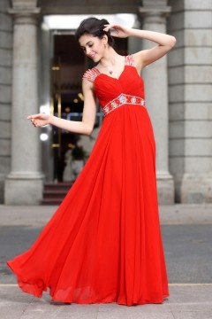 Robe empire rouge longue plissée ornée de bijoux à encolure V