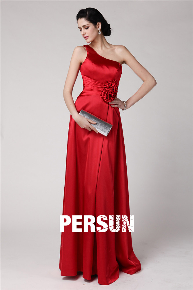 Robe rouge asymétrique longue sol ornée de fleurs fait-main