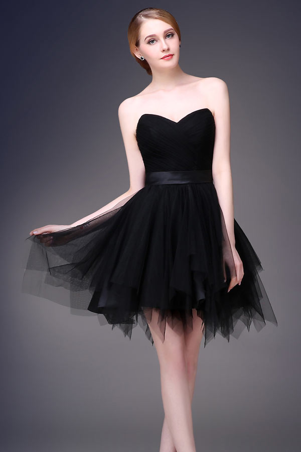 Petite robe bustier cœur en tulle dos laçage jupe à volants