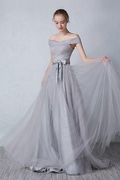 Robe de soirée grise effet féerique à épaule dénudée