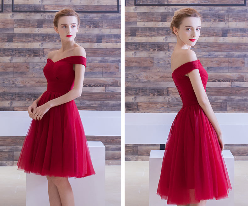 Petite robe rouge rétro plissée empire épaule dégagée