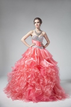 Robe de princesse extravagante bustier cœur avec application de strass à volants