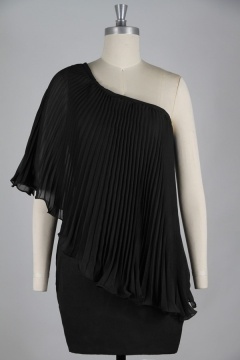 Petite robe noire asymétrique en mousseline