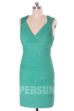 Robe cocktail courte moulante plissée à encolure V